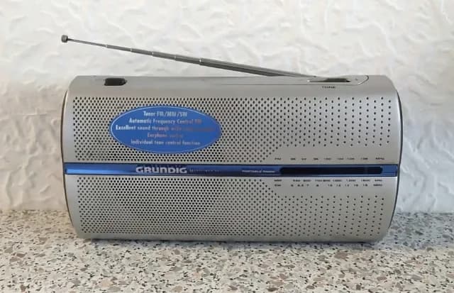 Grundig Music Boy 50 / tehnologie pur germană anii 90 / perfect funcțional (vine cu baterii+cablu)