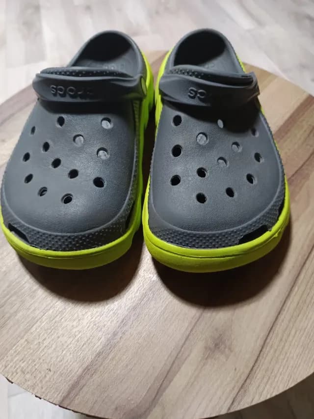Saboți / Papuci Crocs originali – Mărimea 36.5 (M4/W6) – Gri / Verde Lime