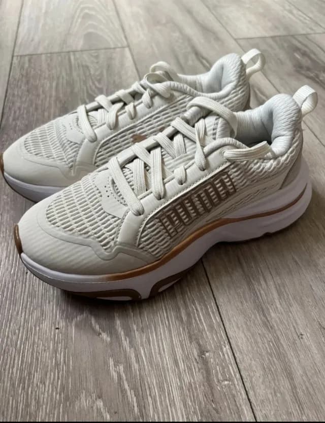 Pantofi sport aproape noi. Încălțați de 2 ori.