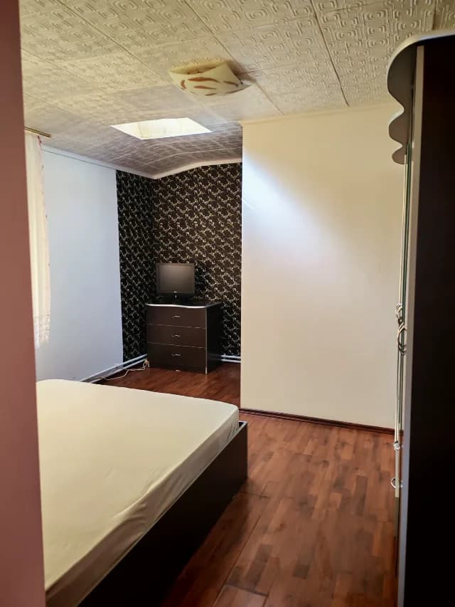 Închiriez cameră cu baie proprie in vila la curte