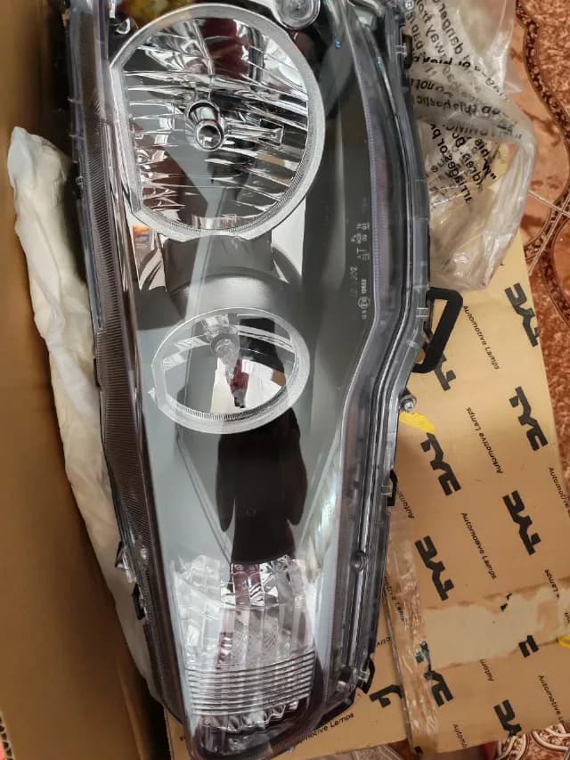 Faruri auto noi in cutia lor