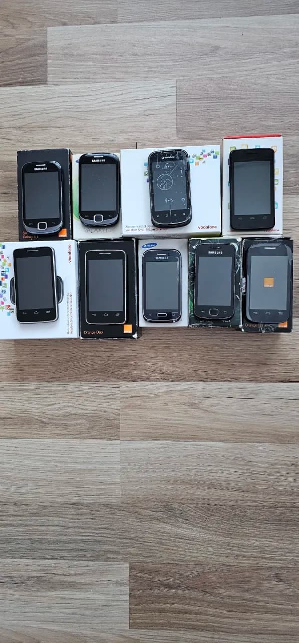 Lot de 9 telefoane vintage impecabile. 2 sunt noi cu foliile pe ele