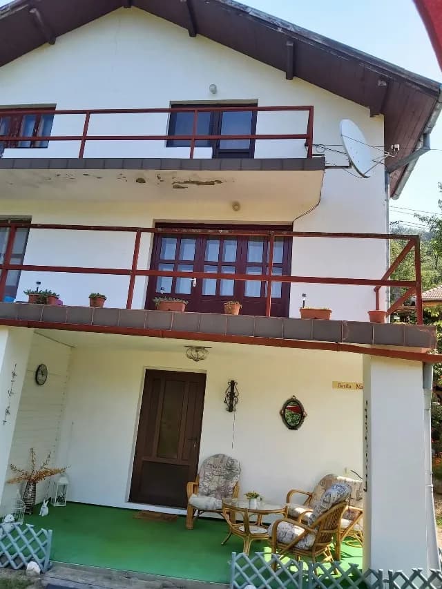 1/2 din casă tip duplex,suprafața 150mp împreună cu gradină suprafață 2600m.p