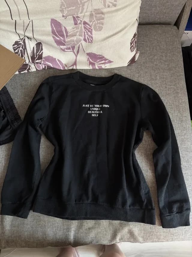 Bluză sweatshirt neagră Sinsay cu mesaj alb, 158 cm