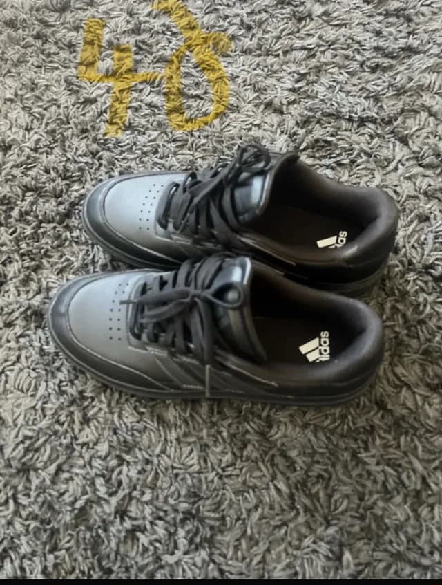 Adidași  mărimea 40.sunt noi fără etichetă .