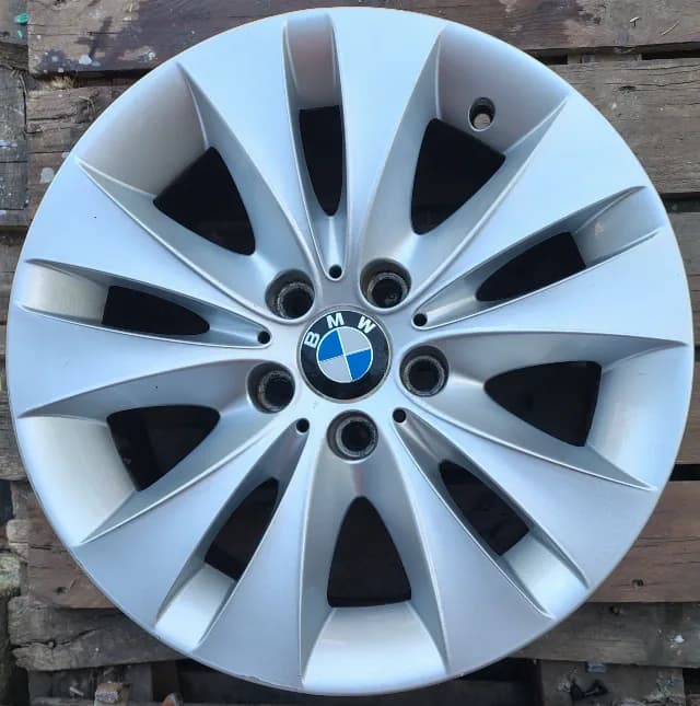 Jante aliaj 17 zoll originale BMW seria 5 ( E60, E61, F10, F11, F12 ) Styling 116  5x120  7,5Jx17  ET.20  Cod 6758775  Nu sunt strambe, fiind verificate pe aparat de vulcanizare.  Nu sunt rulate in ta