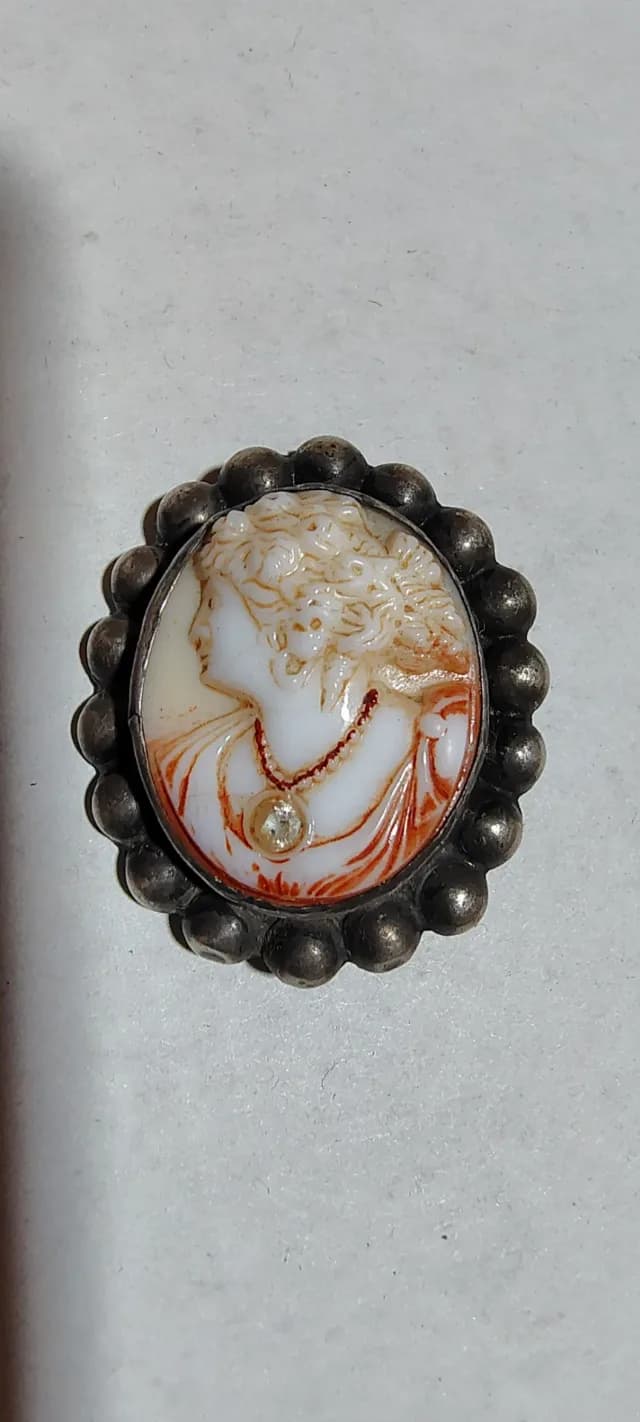 Broșă Antică Camee „Habillé” – Sculptură manuală în scoică naturală (perioada Edwardiană / Victoriană, cca. 1900)