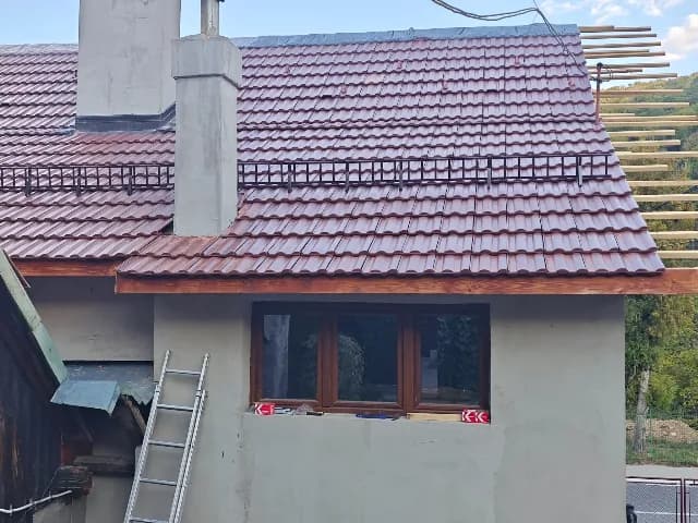 Amenajări interioare și exterioare inclusiv acoperisuri