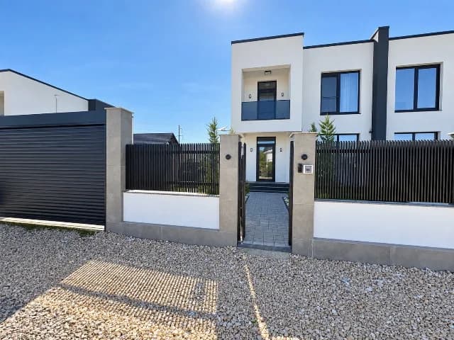 DUPLEX MODERN, COMPLET MOBILAT ȘI UTILAT – HĂRMAN–SÂNPETRU