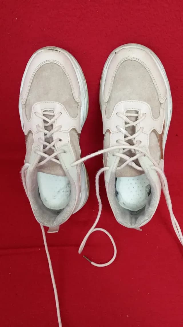 Adidași pentru femei.