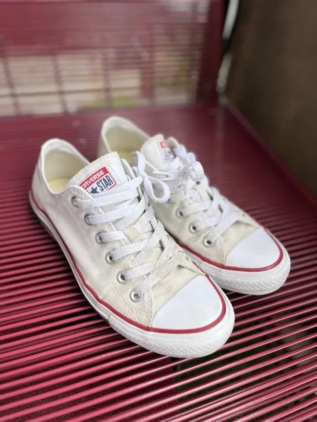 Teniși Convers în stare foarte bună .