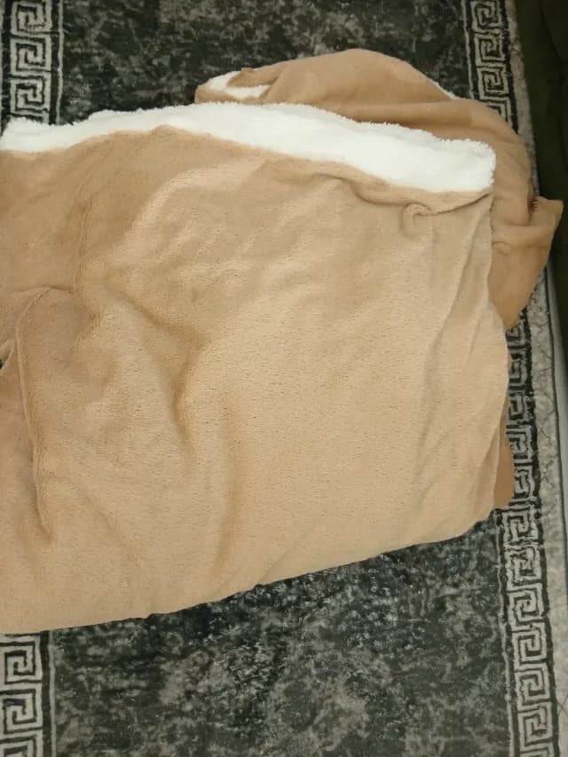 Vând două paturi noi. Una are un mic defect,sau se duce la spalare,nu stiu ca e nouă si n am spalat-o.