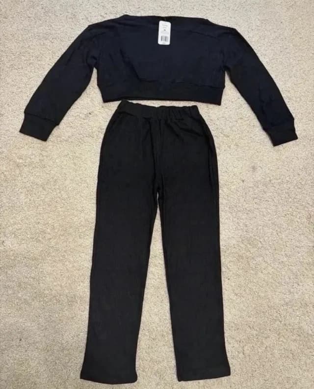 Compleu negru crop cu pantaloni, mărimea M - NOU cu etichetă